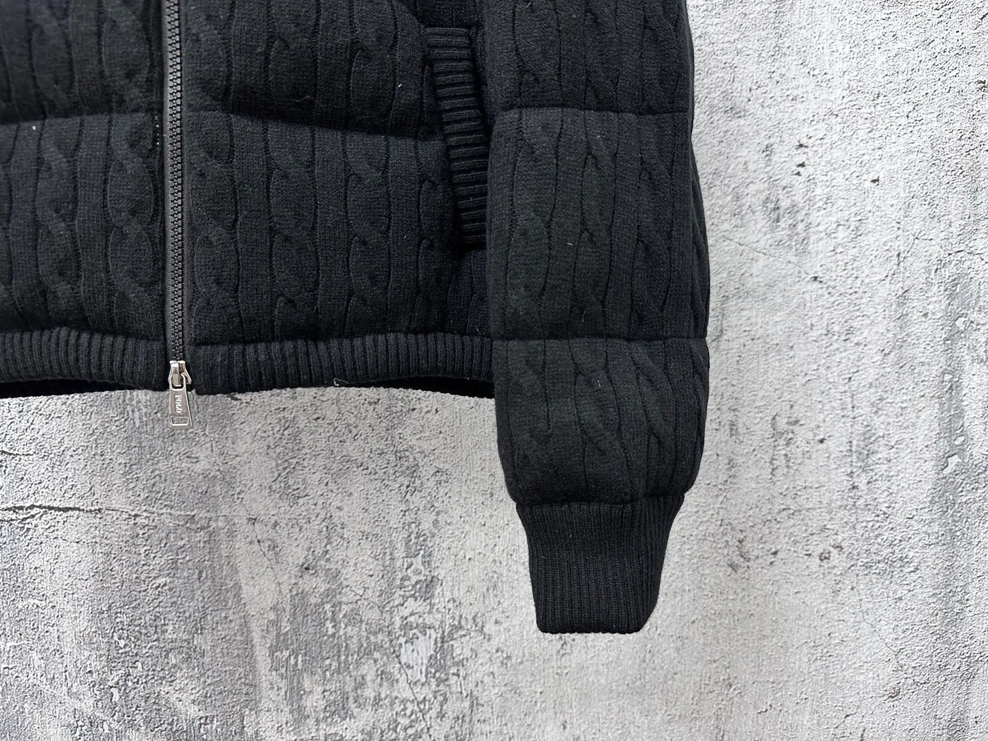 P1000 【Rah Lauren】Ralph Lauren cable down jacket. The warmth of winter is within reach. Combining classic cable knit with warm down, Rah Lauren's texture choice. Warm winter colors, the answer to classics and style. ❄️Needless to say, the texture speaks for itself and defines your winter style. Color Black Khaki Size S-XL